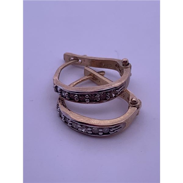 14k yellow gold earrings with 14 round colorless stones total; weighs 2.17 grams