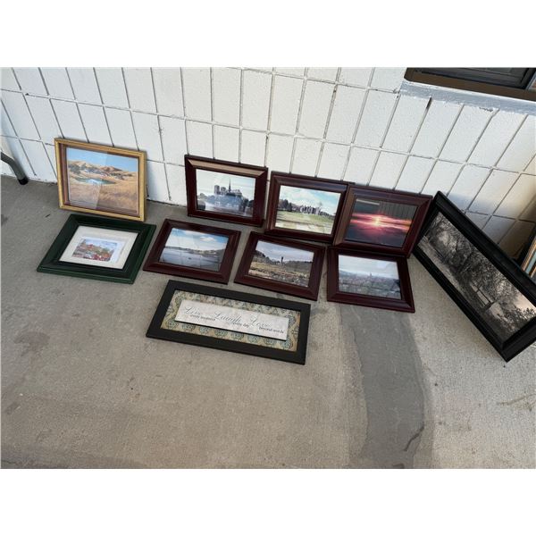 A lot of wall hangings