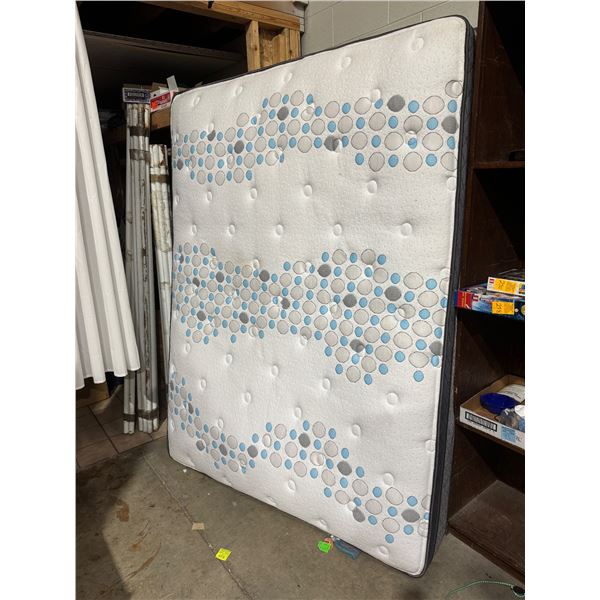 Queen mattress and boxspring