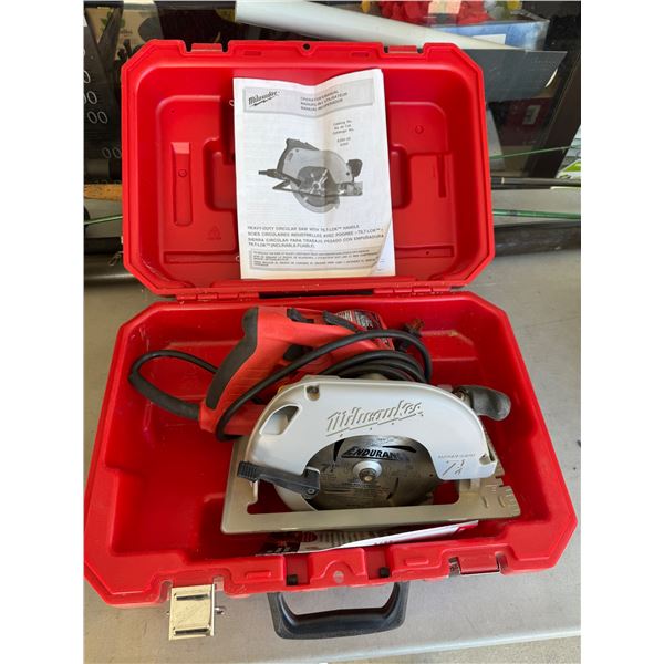 Milwaukee circular saw with tilt lock handle