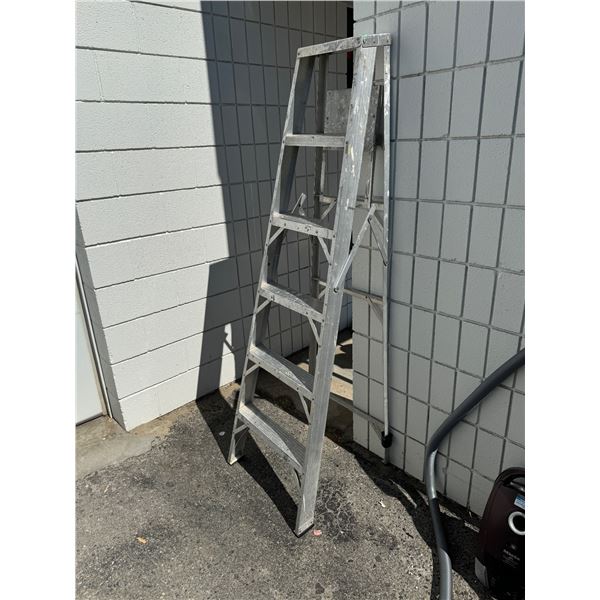 Aluminum ladder