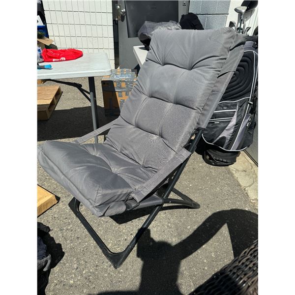 Folding camp chair