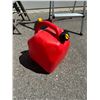Image 1 : Gas can