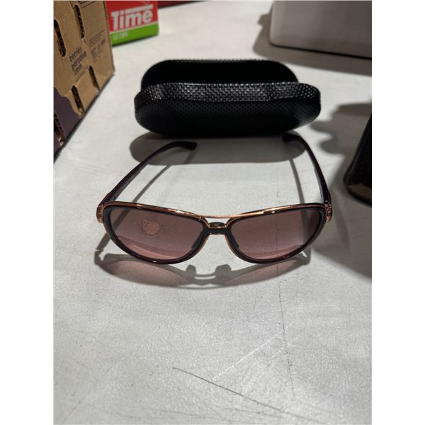Split time glasses with guess case