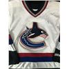 Image 2 : VANCOUVER CANUCKS TEAM SIGNED HOCKEY JERSEY (SEDIN, BIEKSA...)