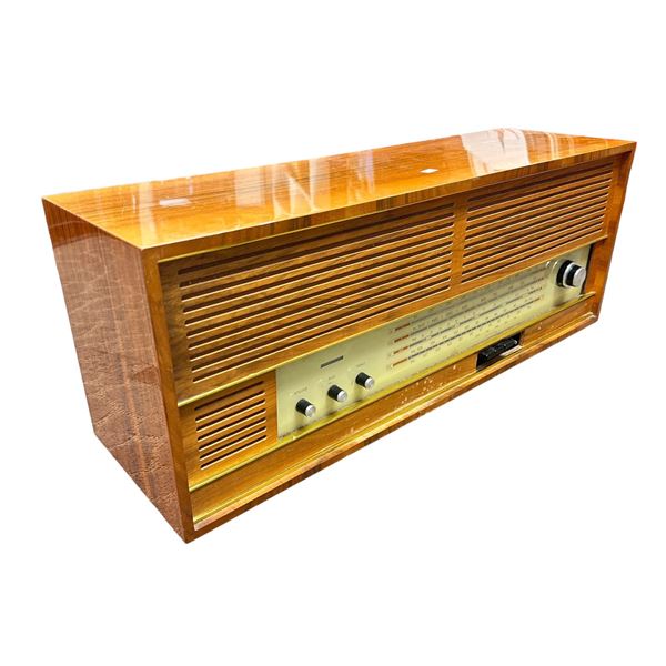 Vintage Korvette Tube Table Top Radio, Model #8332
