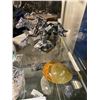 Image 3 : 7 Assorted Collectibles, Glass Fish, Glass Paper Weights, Carved Stone Turtle, Etc..