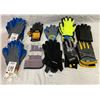 Image 1 : Tote Full Of Gloves