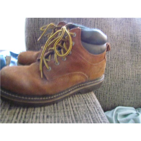 WORK LOAD WORK BOOTS, SIZE 7 ( LADIES WOULD BE A 9)