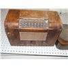 Image 2 : Antique Turn Table & Radio
