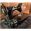 Image 3 : Singer Featherweight 221 Sewing Machine Antique 1948-1952