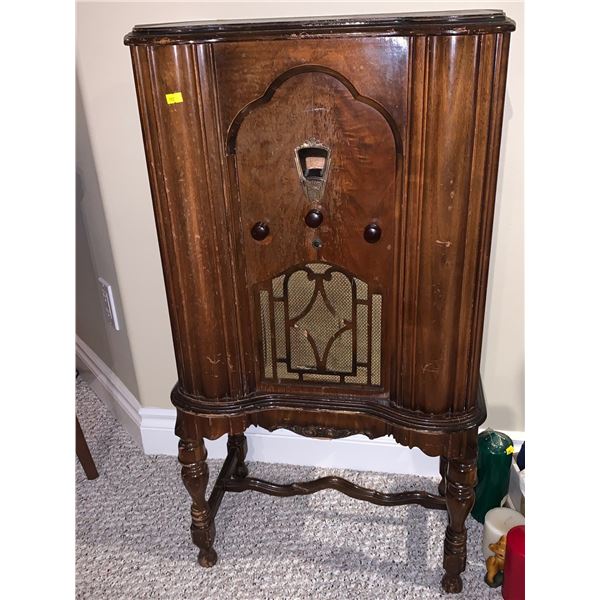 Antique floor radio (20W, 11D, 28T)