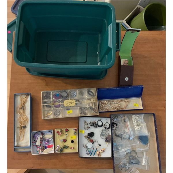 Set of costume jewelry