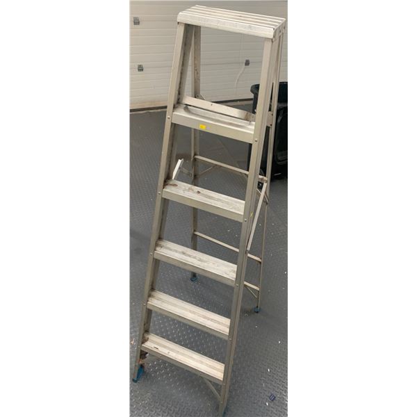 Set of ladder (15W, 72T), and two saw horses (22W, 32T each)
