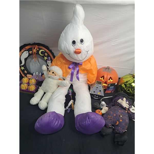 Assorted Halloween Decor