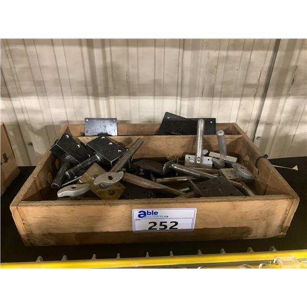 WOODEN BOX WITH ASSORTED COMMERCIAL PRODUCTION ALUMINUM SCREW DOWN MINI CONNECTOR CLAMPS