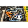 Image 2 : PLASTIC CRATE OF 3202 PONY CLAMPS *CRATE INCLUDED*