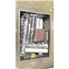 Image 2 : 92 - 7' 1.9" ALUMINUM PIPE WITH CRATE OF SMALL ASSORTED PIPES