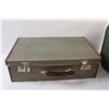 Image 4 : (2) Vintage Suitcases