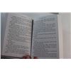 Image 5 : (4) Assorted Books - French - English Dictionary, Catwoman and Linda Smith