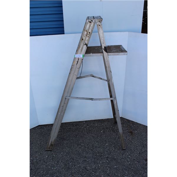 ** Alluminum Industrial Lite Folding Ladder - 5"Ft - Some Wear