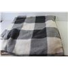 Image 3 : (2) Throw Blankets (60" x 48" - 38" x 36") - Carry Bag