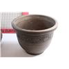 Image 2 : (2) Planters 12'' and Mini Surface Plastic Screen