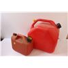 Image 4 : (2) Jerry Cans 5 Gallon 