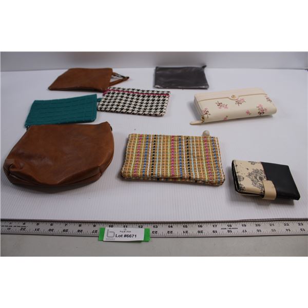 (8) Bags/Wallets