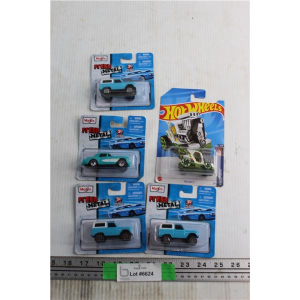 (4) Maisto and (1) Hot Wheels Car Toys