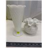 Image 1 : 2 Milk Glass Vases