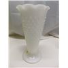 Image 2 : 2 Milk Glass Vases