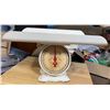 Image 2 : Vintage perfecto 30lb capacity baby scale & weight