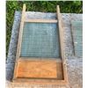 Image 3 : Antique washboard & extra glass