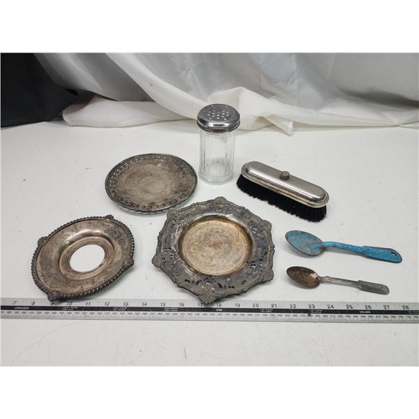 Assorted vintage items - brush, enamel spoon, metal plates