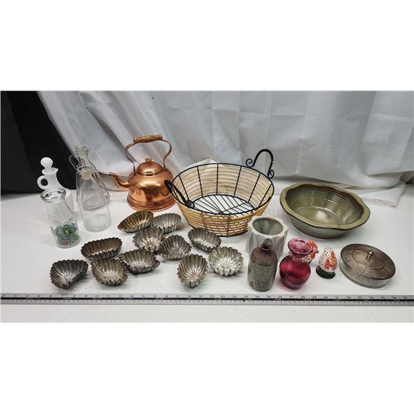 Collection of household items - Vases, tart molds, basket, copper teapot, etc.