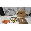 Image 1 : Collection of décor items - Cat picture, metal butterfly, box of plate/pic holders, etc.