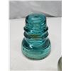 Image 4 : 5 assorted insulators - 3 are glass