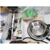 Image 4 : Collection of household items
