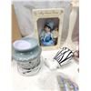 Image 2 : Assorted decorative items
