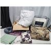 Image 1 : Bundle of household items - Duvet cover, mattress cover, pillows, etc.
