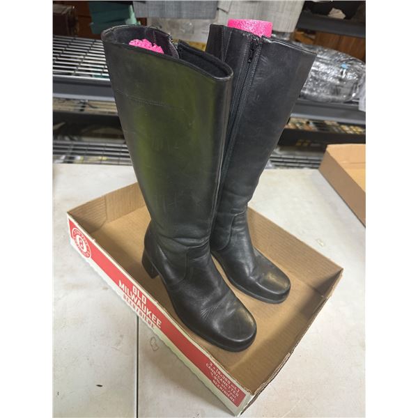 Naturalizer boots size 6.5