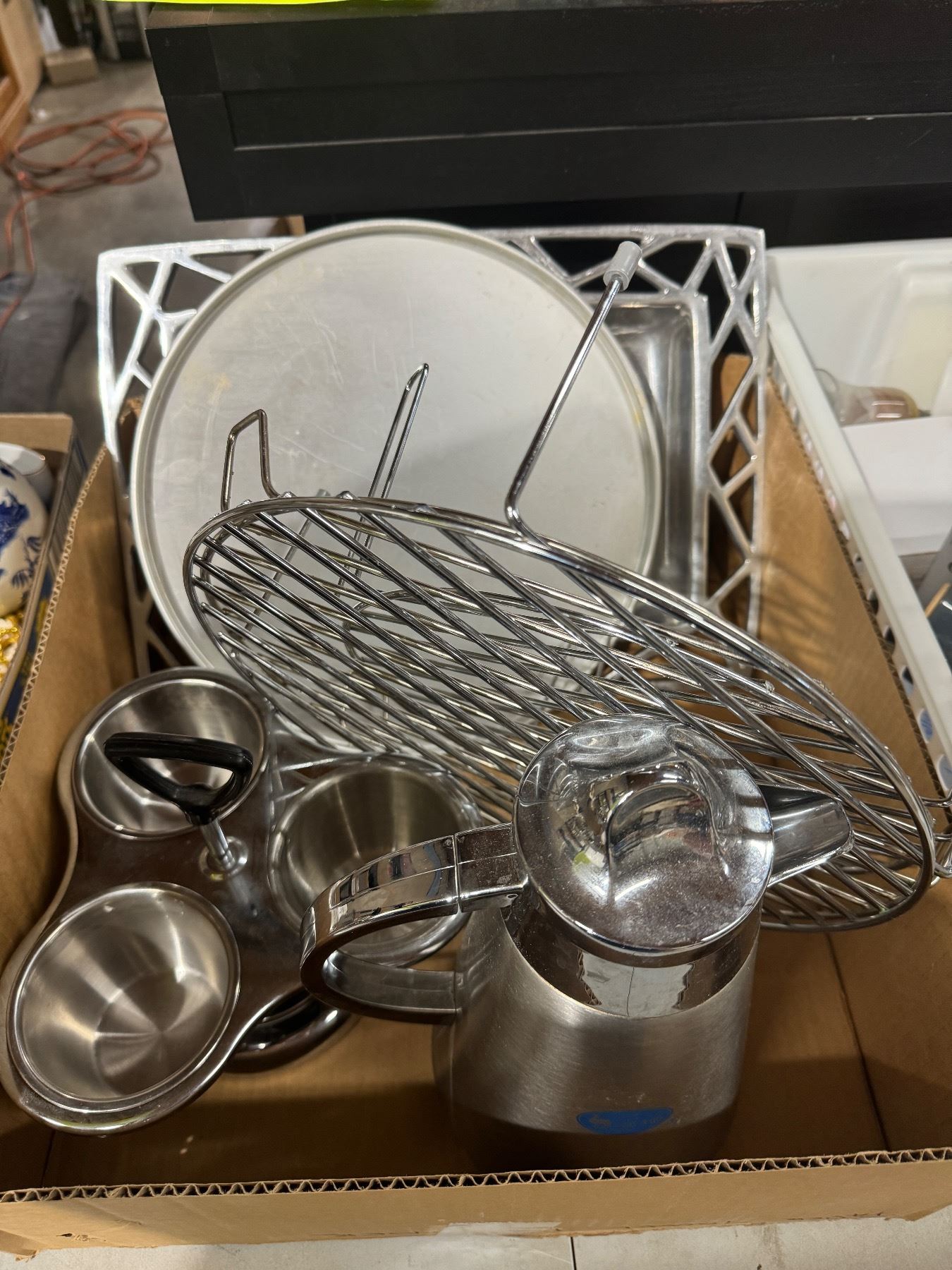 Assorted kitchen items