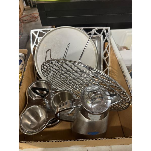Assorted kitchen items