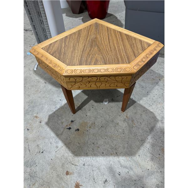 Corner accent table