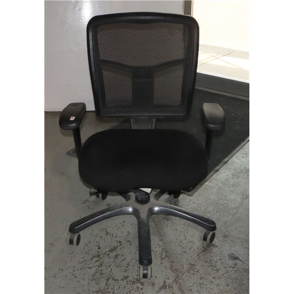 HIGHLY ADJUSTABLE OFFICE CHAIR
