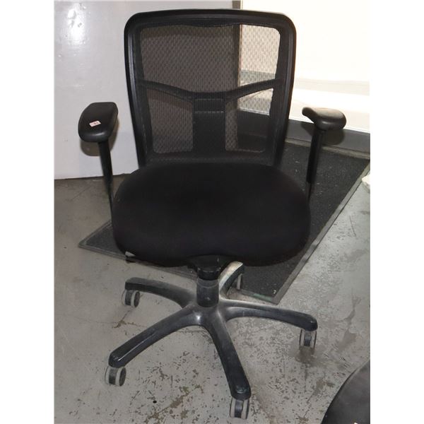 HIGHLY ADJUSTABLE OFFICE CHAIR