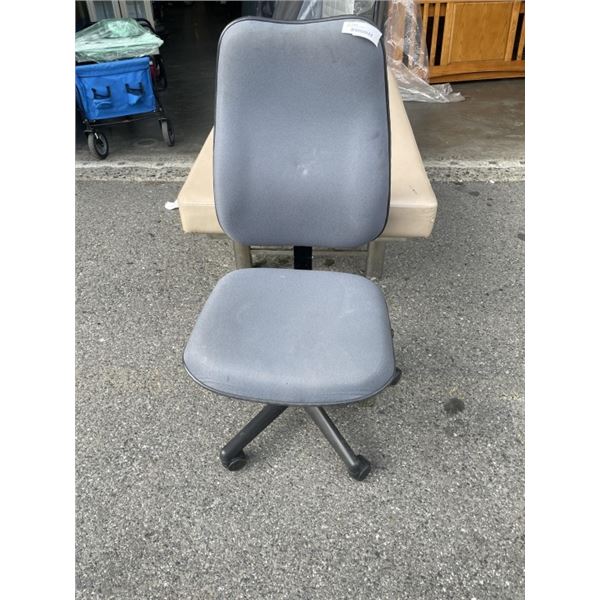 ROLLING OFFICE CHAIR