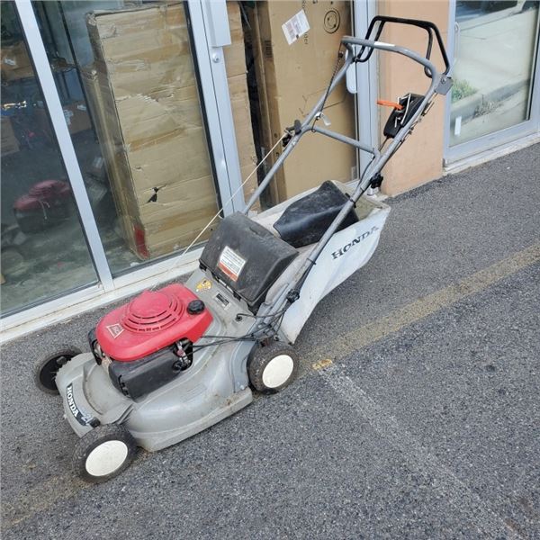 HONDA HRB 215 SELF PROPELLED GAS POWERED LAWN MOWER