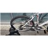 Image 2 : WHITE CCM BIKE
